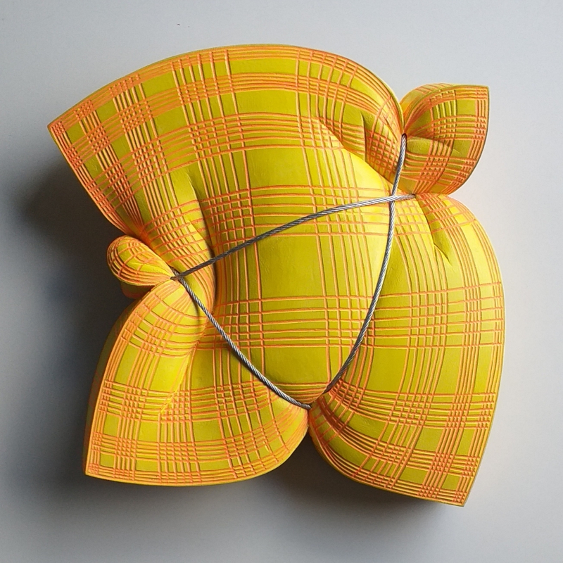 Egon Digon - Egon Digon_Gelbe karierte_39x49x9 cm_2022_caved limewood painted