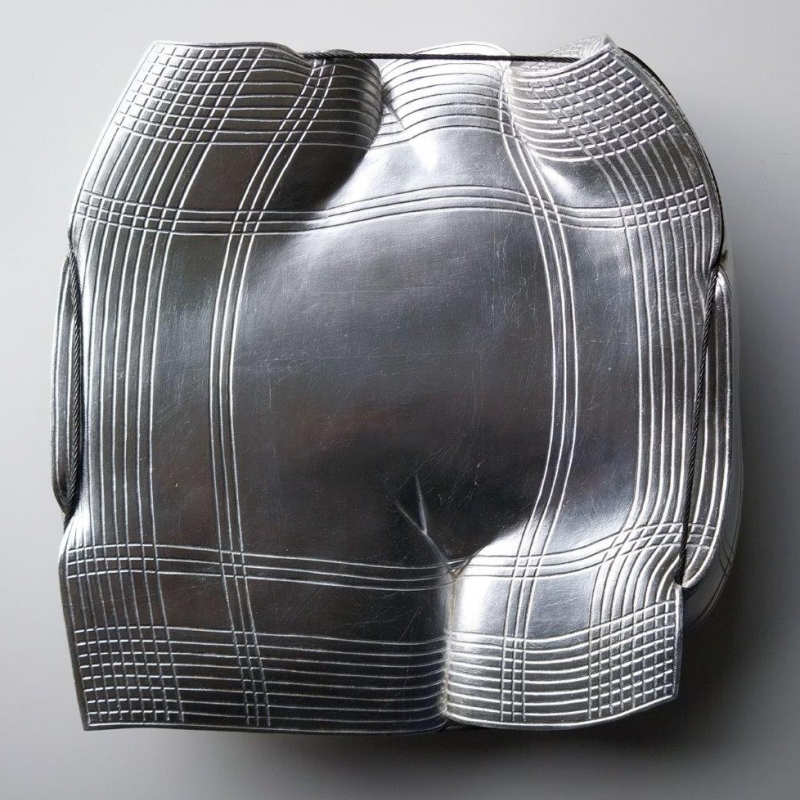  - Egon Digon_Stahlkissen_53x50x15 cm_2023_carved wood/silver leaves